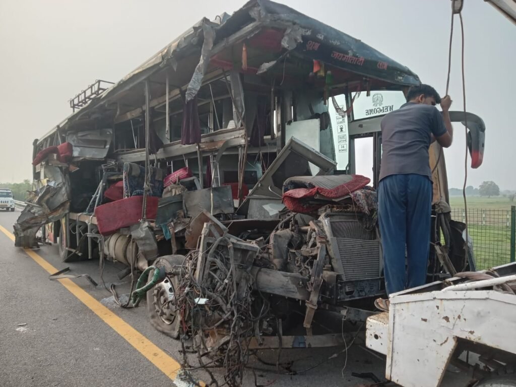 lucknow agra expressway accident